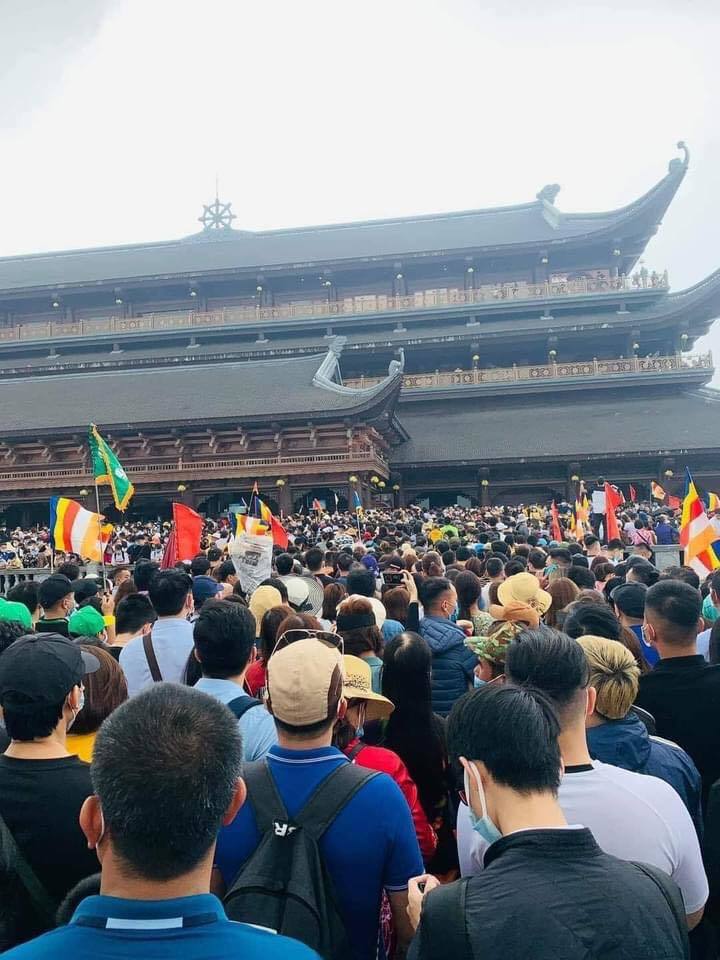  
Hàng nghìn người chen chúc đi chùa Tam Chúc ngày cuối tuần. (Ảnh: Thanh Niên)