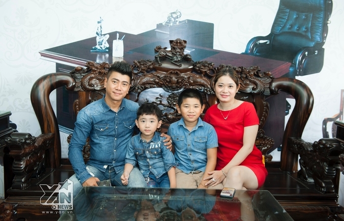  
Trương Đan Huy êm ấm bên gia đình nhỏ và công việc kinh doanh phát đạt. (Ảnh: YAN)