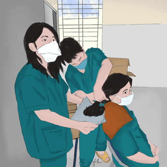  
Hình ảnh bác sĩ Nhật Trường công tác ở Bệnh viện Phổi Đà Nẵng ghi lại khoảnh khắc các nữ đồng nghiệp của mình cắt tóc để thuận tiện cho công việc trong khu cách ly gây xúc động mạnh với Minh Anh. (Ảnh: Minh Anh)