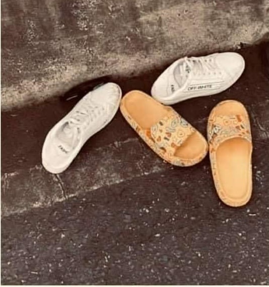  
Cặp đôi để lại giày dép dưới chân cầu khiến nhiều người lo lắng. (Ảnh: FB T.Q)