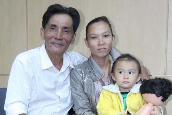  
Thương Tín đã 65 tuổi cùng vợ trẻ và con. (Ảnh: Baomoi) - Tin sao Viet - Tin tuc sao Viet - Scandal sao Viet - Tin tuc cua Sao - Tin cua Sao