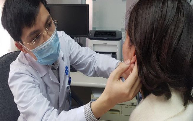  
Bác sĩ thẩm mỹ kiểm tra vùng tai trước khi tiêm filler. (Ảnh: Infonet)
