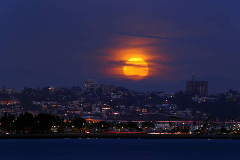  
Hình ảnh siêu trăng được chụp bên bờ sông San Diego, Mỹ. (Ảnh: CNN)
