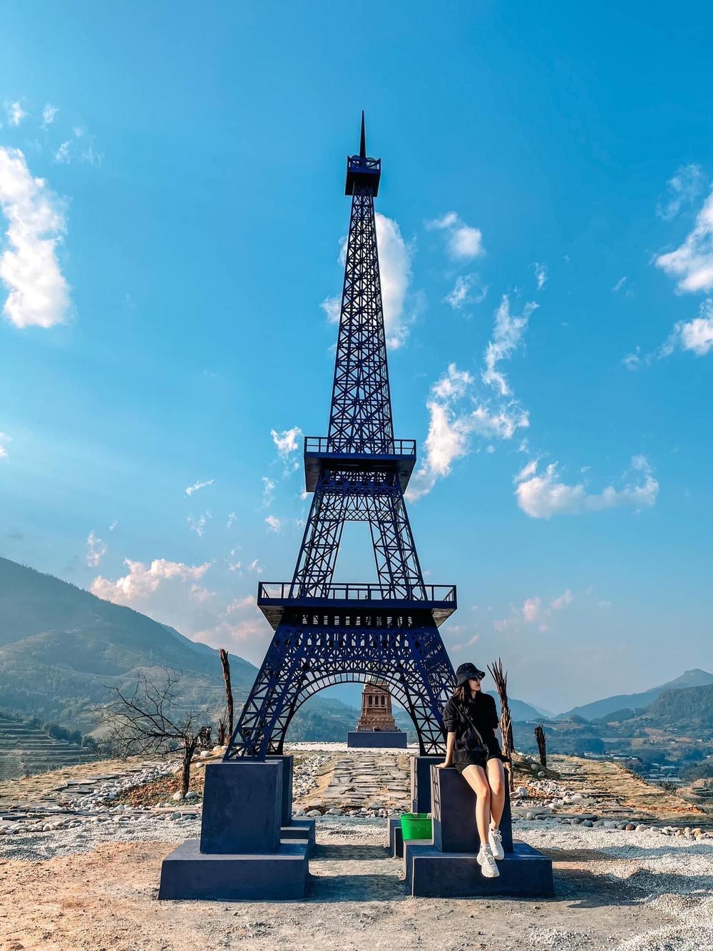  
Hình ảnh check in lung linh cùng tháp Eiffel "phake" tại Sa Pa. (Ảnh: FB R.V.S.P)