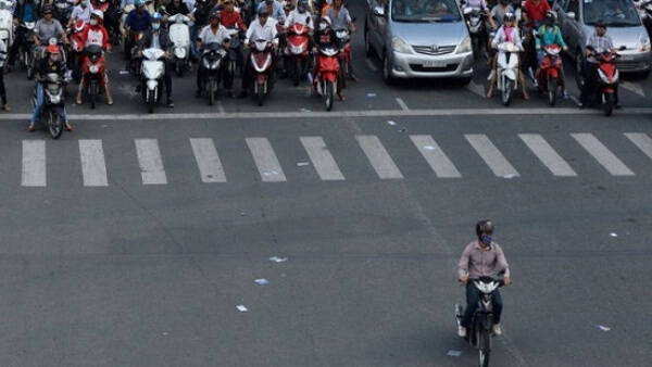  
Vượt đèn đỏ là tình trạng không hiếm tại nhiều tuyến phố Hà Nội. (Ảnh minh họa: Luật Việt Nam)