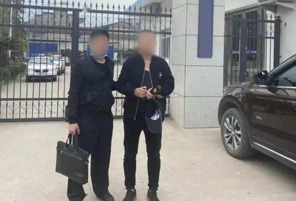  
Dương bị cảnh sát bắt giữ về hành vi lừa đảo. (Ảnh: Qianjiang Evening News)