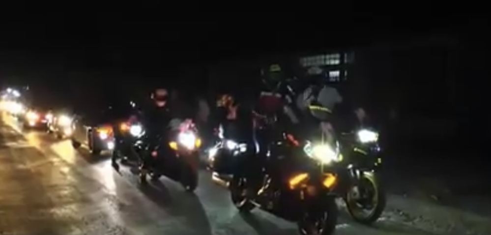  
Dàn xe mô tô siêu xịn sò trong lễ rước dâu. (Ảnh cắt từ clip)