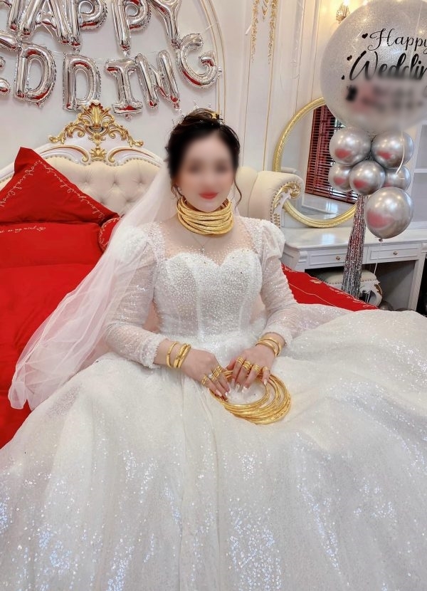  
Hình ảnh cô dâu, chú rể khắp người toàn là vàng ở Lạng Sơn. (Ảnh: FB N.H.H)