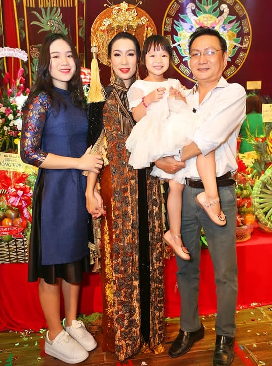  
Gia đình hạnh phúc của nghệ sĩ Trịnh Kim Chi. (Ảnh: FB NV)