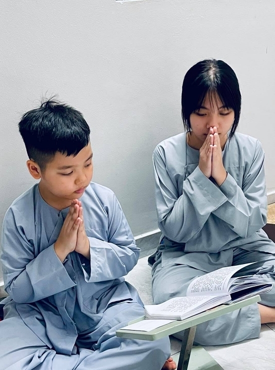  
Cả con trai và con gái thường xuyên cầu nguyện cho cố nghệ sĩ. (Ảnh: FBNV) - Tin sao Viet - Tin tuc sao Viet - Scandal sao Viet - Tin tuc cua Sao - Tin cua Sao
