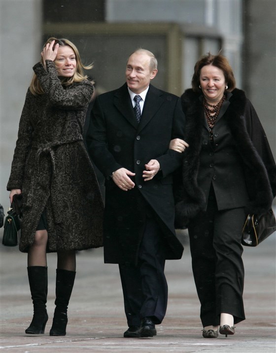  
Tổng thống Nga vui vẻ bên vợ và con gái mình. (Ảnh: NBC News)