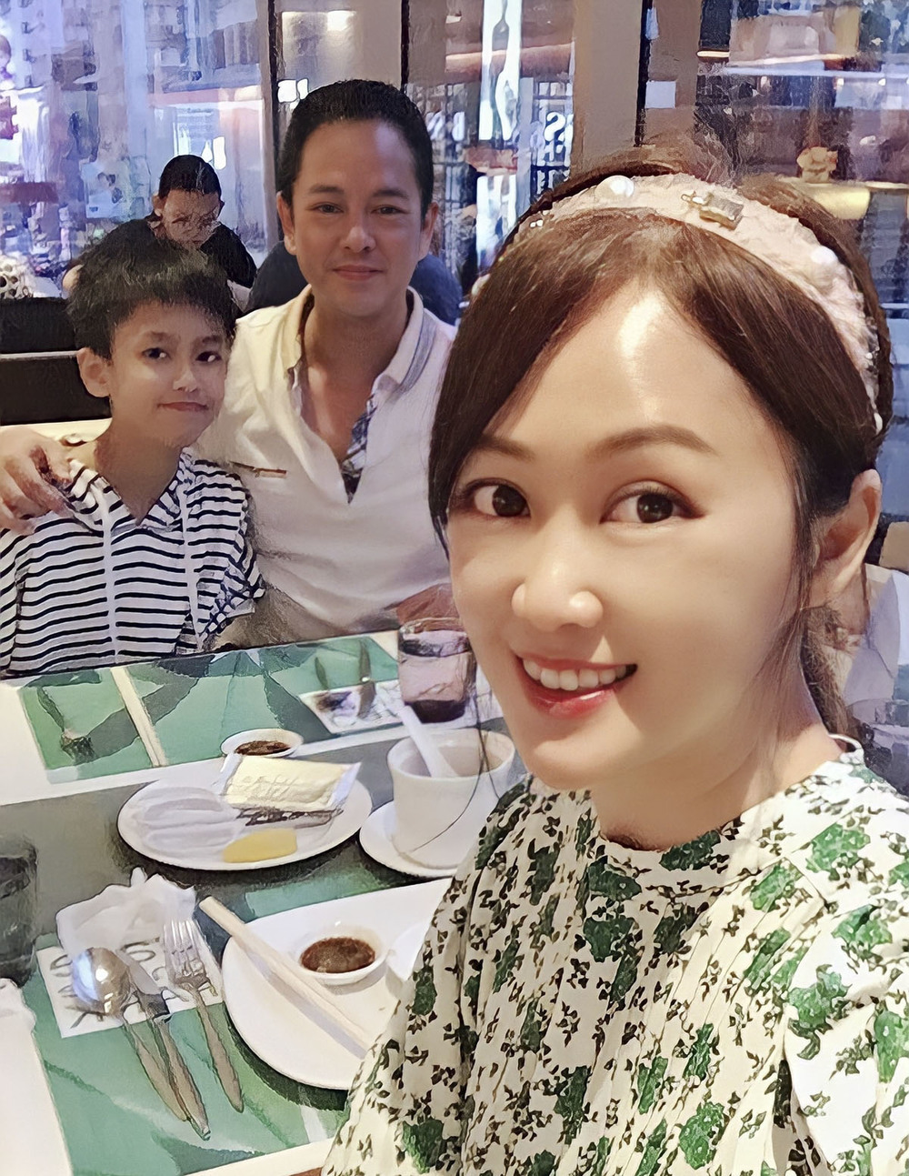  
Nữ diễn viên thường xuyên khoe ảnh đi ăn cùng chồng và con trai. (Ảnh: Weibo)