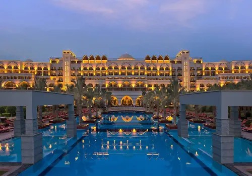  
Khách sạn Jumeirah Zabeel Saray​ tại Dubai cũng là một phần tài sản mà thái tử này đang sở hữu. (Ảnh: The Telegraph)