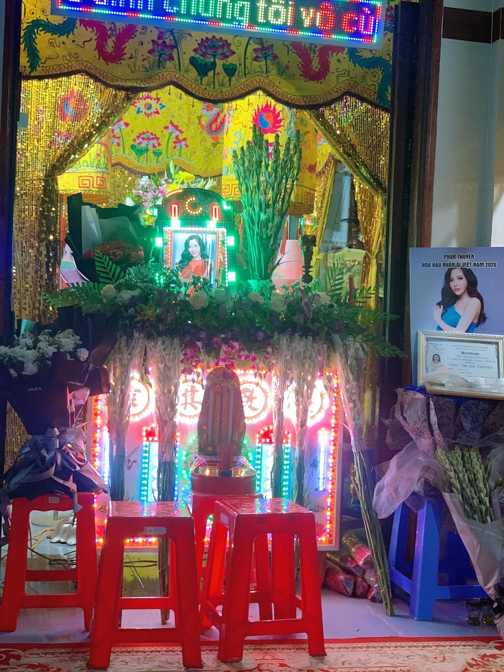  
Một số hình ảnh tại tang lễ của người đẹp Phan Thuyền (Ảnh: FBNV). - Tin sao Viet - Tin tuc sao Viet - Scandal sao Viet - Tin tuc cua Sao - Tin cua Sao
