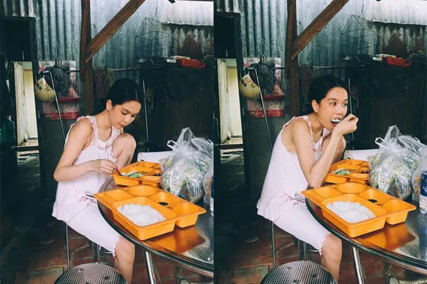  
Hình ảnh cô ngồi ăn cơm được khen dễ thương. (Ảnh: Tuoitreplus) - Tin sao Viet - Tin tuc sao Viet - Scandal sao Viet - Tin tuc cua Sao - Tin cua Sao