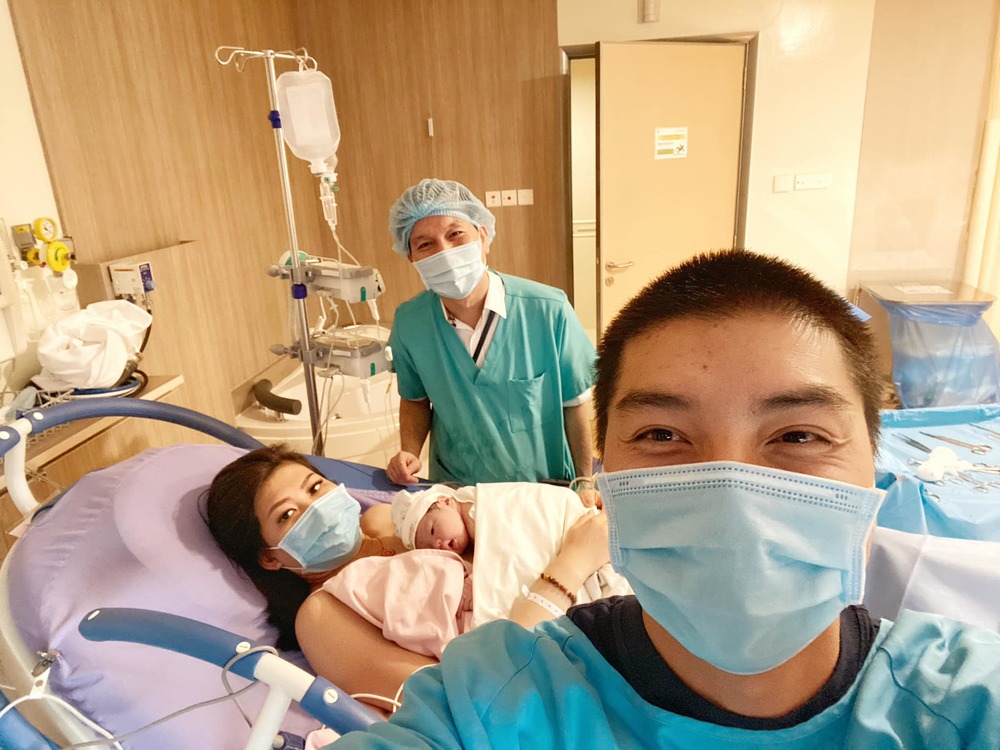  
Nam diễn viên cười tít mắt trong thời khắc đầu tiên chụp ảnh với vợ con trong phòng sinh tại bệnh viện. - Tin sao Viet - Tin tuc sao Viet - Scandal sao Viet - Tin tuc cua Sao - Tin cua Sao