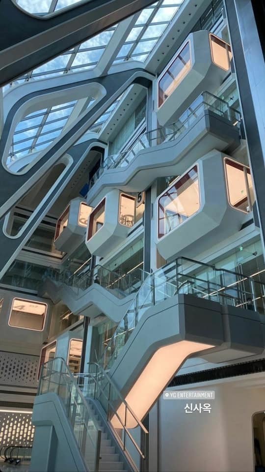  
Kiểu kiến trúc bên trong trụ sở YG như một thành phố tương lai. (Ảnh: Instagram)
