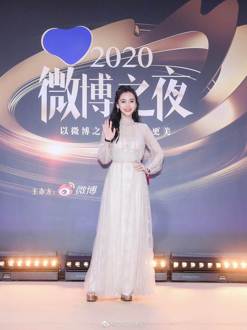  
Trang phục khiến Angela Baby bị nhạt nhòa so với những mỹ nhân khác trong Đêm Hội Weibo