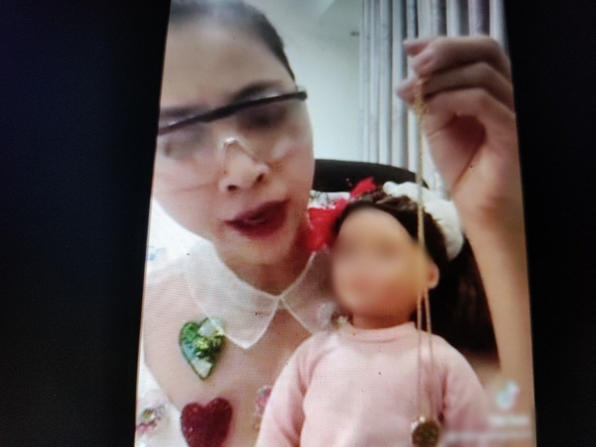  
Hình ảnh Thơ Nguyễn ôm búp bê xuất hiện trong đoạn clip khiến dân mạng phẫn nộ. (Ảnh chụp màn hình)