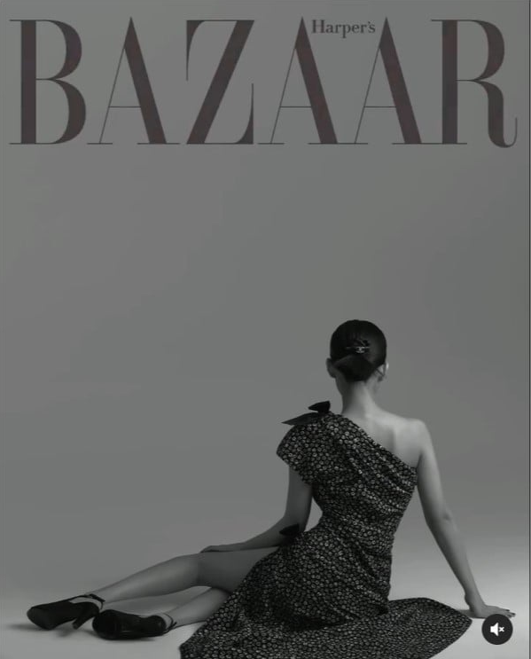  
Jennie xuất hiện với bóng lưng ngọc ngà trên bìa Harper's Bazaar. (Ảnh: IG Harper's Bazaar Korea)