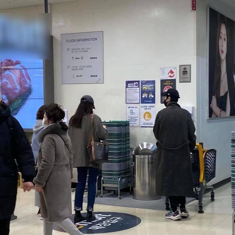  
Sooyoung (SNSD) và bạn trai cùng xuất hiện tại siêu thị. (Ảnh: Twitter)