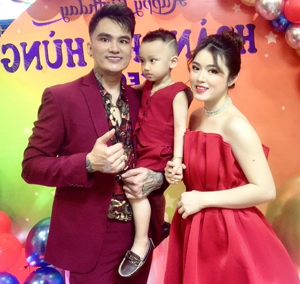  
Lâm Chấn Huy và vợ trẻ tổ chức sinh nhật cho con trai. (Ảnh: Facebook nhân vật)