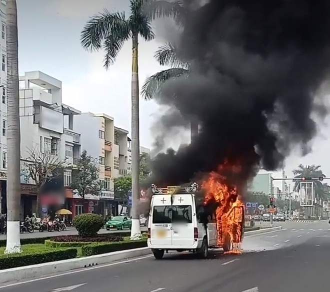  
Chiếc xe bốc cháy ngùn ngụt giữa đường (Ảnh: Cắt từ clip)