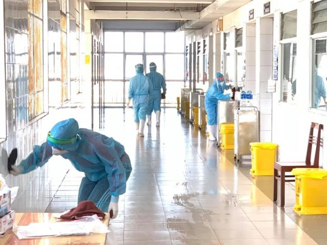  
Nhân viên y tế thực hiện việc dọn dẹp, khử khuẩn bệnh viện. (Ảnh: VTC)