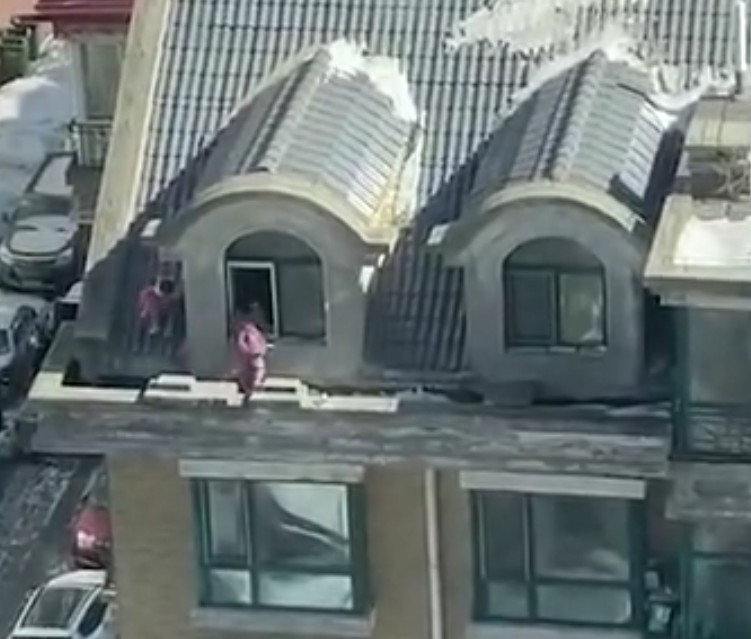  
Hình ảnh hai cô bé bò ra từ cửa sổ tầng 7 ra ngoài mái nhà khiến mọi người thót tim. (Ảnh: Chụp màn hình)