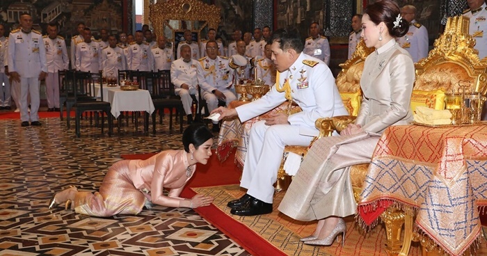  
Hoàng hậu Sineenat quỳ lạy trước Vua và Hoàng hậu Suthida. (Ảnh: The Nation Thailand​)