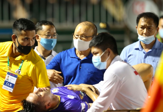  
Huấn luyện viên Park xuống sân, lo lắng khi học trò bị thương. (Ảnh: Thanh Niên)