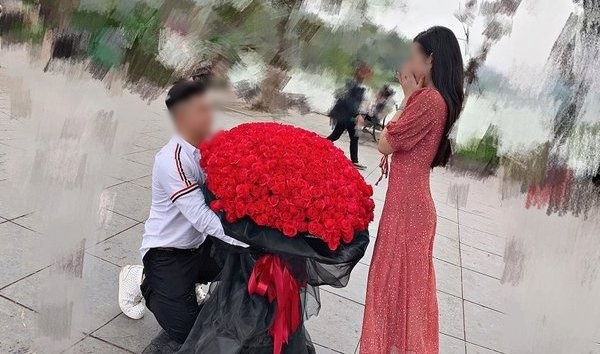  
Dịp 8/3 năm nay, các thanh niên có thể mua hoa để tặng bạn gái. (Ảnh: KSC)