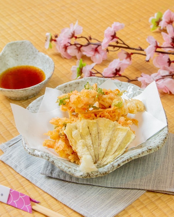  
Nhỏ bé nhưng đầy ắp dinh dưỡng, tôm Sakura thịt chắc và có vị ngọt dịu, hương thơm nhẹ ẩn trong lớp vỏ óng ánh sắc đỏ cam. Qua chế biến, Sakura Ebi sẽ giải phóng hương vị umami độc đáo mà càng nhai kĩ, càng thấy thơm, ngọt và ngon hơn.