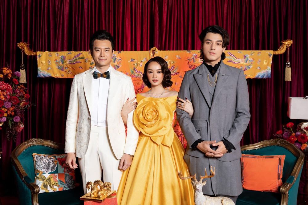  
Kaity Nguyễn bên cạnh hai nam diễn viên chính là Khương Lê và Anh Dũng