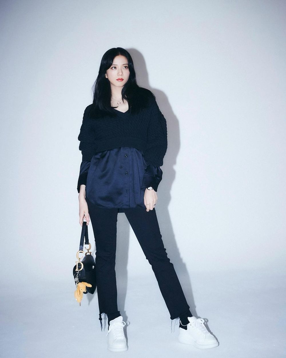  
Bức ảnh khiến cư dân mạng phải suy nghĩ mãi về style ăn mặc và tạo dáng của Jisoo. (Ảnh: Instagram)