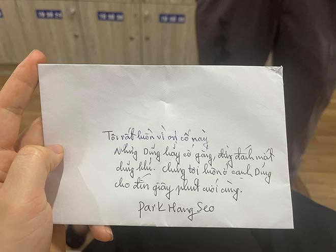  
Bức thư ghi lại lời nhắn gửi của thầy Park dành cho Hùng Dũng. (Ảnh: Lê Huy Khoa)