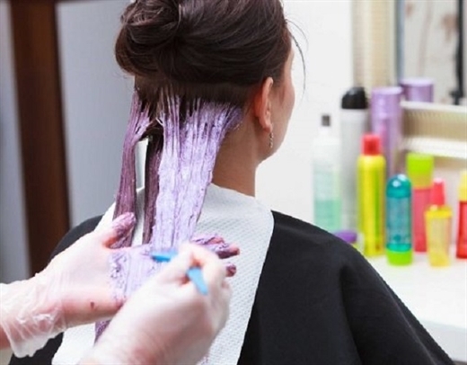  
Thông qua việc nhuộm tóc, các hóa chất độc hại sẽ trực tiếp tiếp xúc rồi ngấm qua da đầu. (Ảnh minh họa: Tóc Việt)