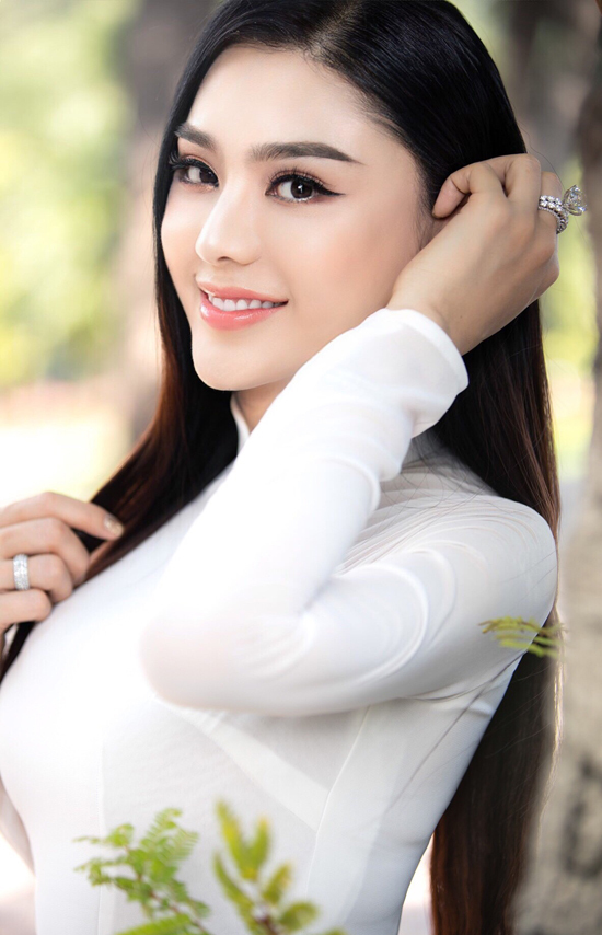  
Dân mạng khen Lâm Khánh Chi rất hợp với áo dài trắng. (Ảnh: FBNV)