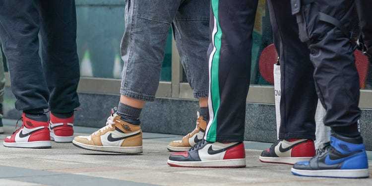  
Rất nhiều người hâm mộ các mẫu giày của Nike. (Ảnh: Bloomberg)