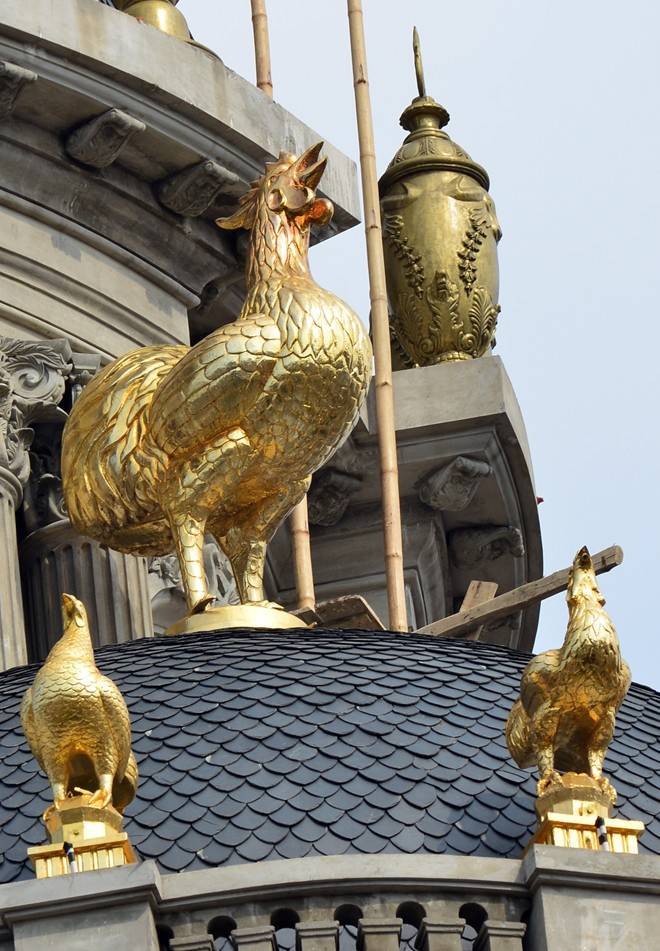  
Những con gà vàng được dùng để trang trí. (Ảnh: Đời sống pháp luật)