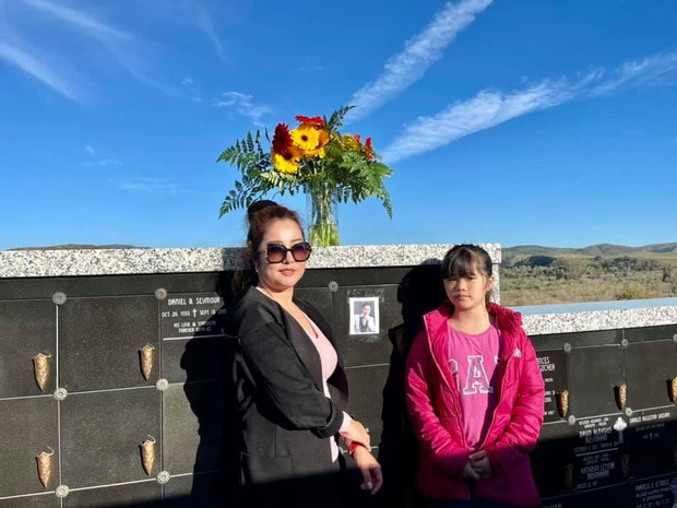  
Vào sáng nay, danh hài Thuý Nga cũng đưa con gái đến nghĩa trang để viếng đàn anh quá cố ở nghĩa trang tại Mỹ (Ảnh: FBNV). - Tin sao Viet - Tin tuc sao Viet - Scandal sao Viet - Tin tuc cua Sao - Tin cua Sao