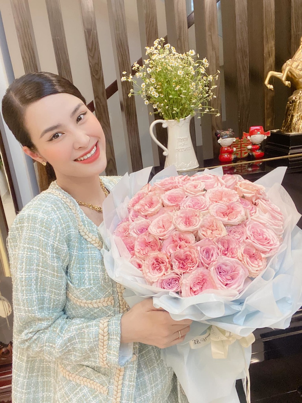  
"Mẹ bỉm sữa" được chồng tặng hẳn bó hoa rực rỡ nhân ngày kỉ niệm. - Tin sao Viet - Tin tuc sao Viet - Scandal sao Viet - Tin tuc cua Sao - Tin cua Sao