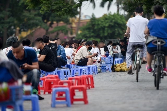  
Không quá khó để bắt gặp các quán nước vỉa hè trên phố Hà Nội. (Ảnh minh họa: VTC)
