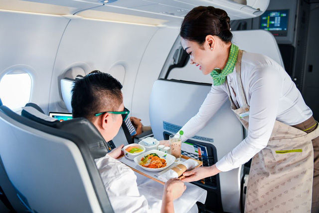  
Việc được phục vụ bữa ăn trên chuyến bay khiến các hành khách thích thú. (Ảnh: Gia đình và Pháp luật)