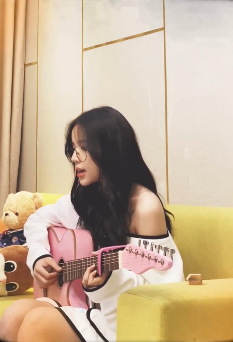 Lyly Đệm Đàn Guitar, Cover 