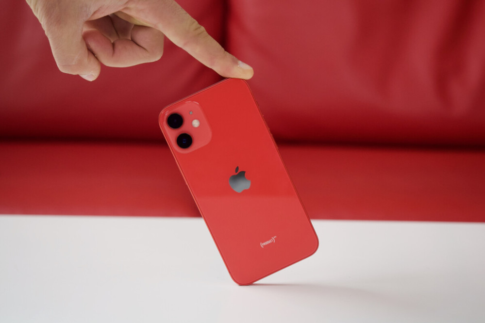  
Hiện tượng phai màu hay xuất hiện ở iPhone màu đỏ. (Ảnh: Business Insider)