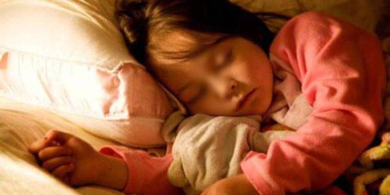  
Trẻ bị ảnh hưởng đến sức khoẻ vì ngủ bật đèn. (Ảnh minh hoạ: Sohu)