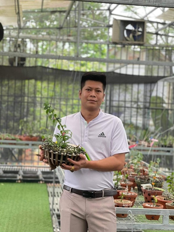  
Anh Nguyễn Tuấn Trung và vườn lan của mình