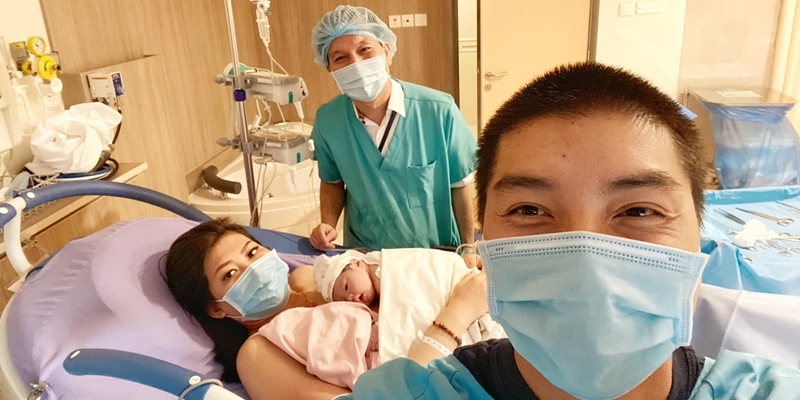  
Hình ảnh Ngọc Trai cùng vợ và con gái mới sinh. (Ảnh: FBNV) - Tin sao Viet - Tin tuc sao Viet - Scandal sao Viet - Tin tuc cua Sao - Tin cua Sao