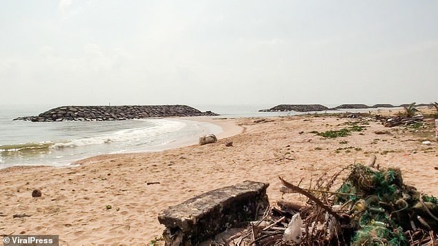  
Bờ biển nơi người phụ nữ phát hiện khối đá. (Ảnh: Dailymail)